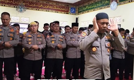 Polres Bener Meriah melaksanakan sholat ghaib dan doa bersama di Mushola Babuttaqwa Mapolres Bener Meriah, Jumat (29/8/).(Dok.Wein)