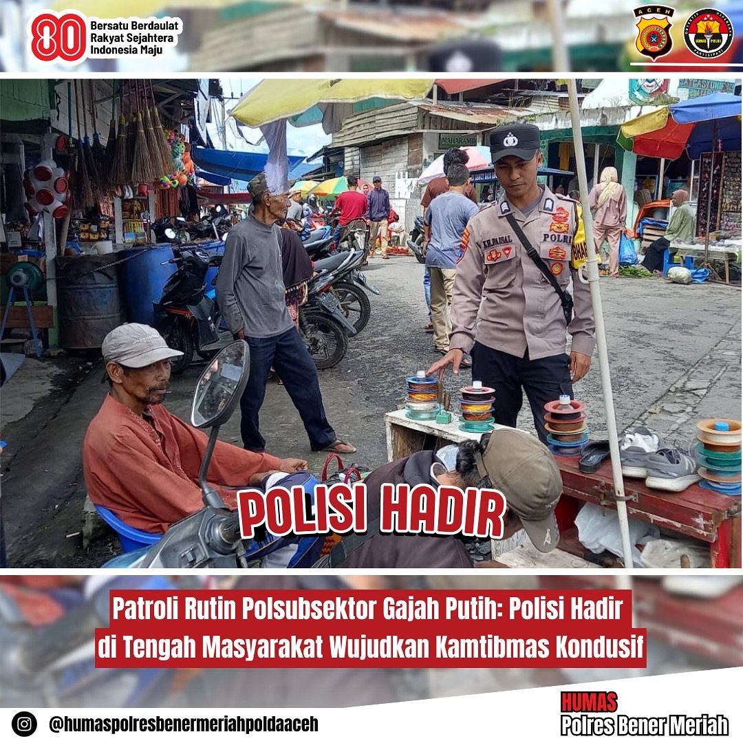 Polisi Jaga Rasa Aman di Pasar Ronga-RongaPuntuk menjaga keamanan dan kenyamanan warga saat berbelanja.