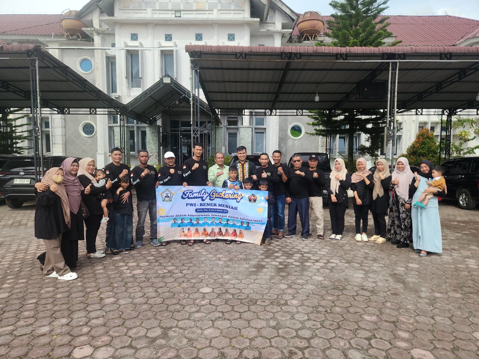 Sekda Bener Meriah, Riswandika Putra, , didampingi Asisten I Setdakab, Khairmansyah melepas keberangkatan peserta Family Gathering PWI Bener Meriah di danau toba.