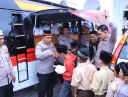 Usai Salat Jumat, Polres Bener Meriah Berbagi Bingkisan untuk Jamaah