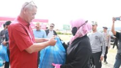 Wakil Bupati Bener Meriah, Ir. H. Armia, menyerahkan paket sembako kepada warga saat meninjau pelaksanaan pasar murah di Lapangan Masjid Agung Babussalam, Simpang Tiga Redelong Sabtu (15/11).