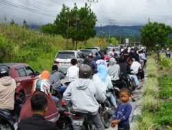 Stok BBM Terbatas, Antrean Kendaraan Mengular di SPBU Mawadah Redelong