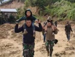 Di Tengah Bencana, Dua Prajurit TNI Memangul Harapan Anak Kembar