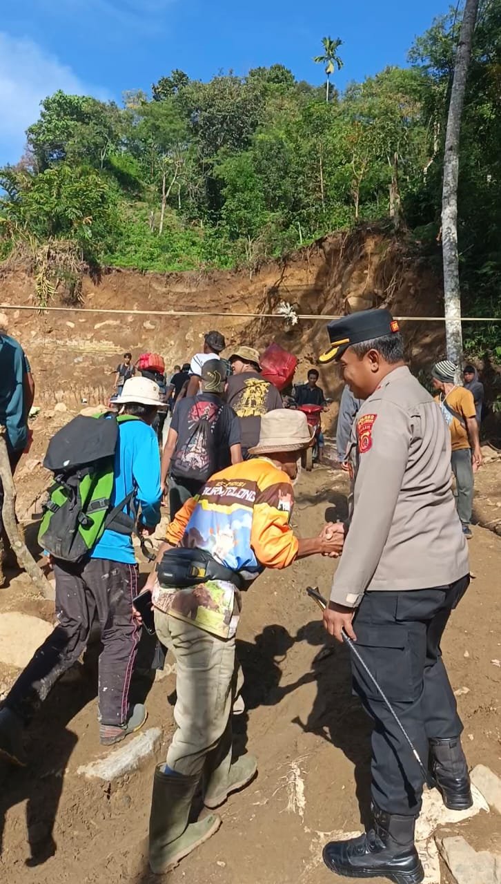 Perjalanan darat di kawasan umah besi kecamatan Timang Gajah