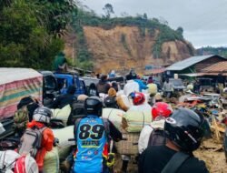 Kacaunya Lalu Lintas Jalan KKA: Waladan Terjebak 15 Jam di Tengah Lumpur dan Antrean