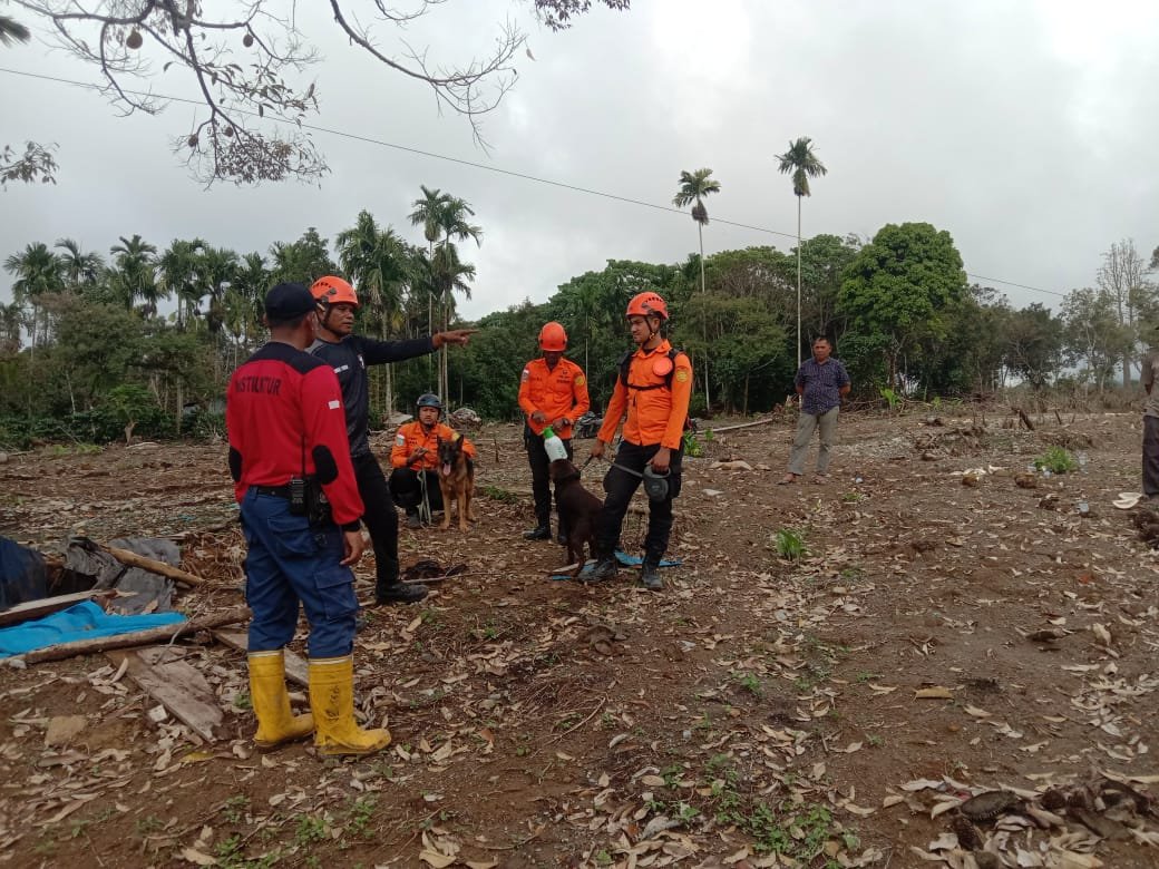 Anjing K9 diterjunkan oleh Tim SAR untuk mengintensifkan pencarian 14 warga Kabupaten Bener Meriah yang hingga kini masih dinyatakan hilang.