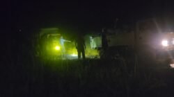 Raungan Besi di Tengah Lumpur terdengar—suara mesin truk 4x4 milik PT Tulang Raya