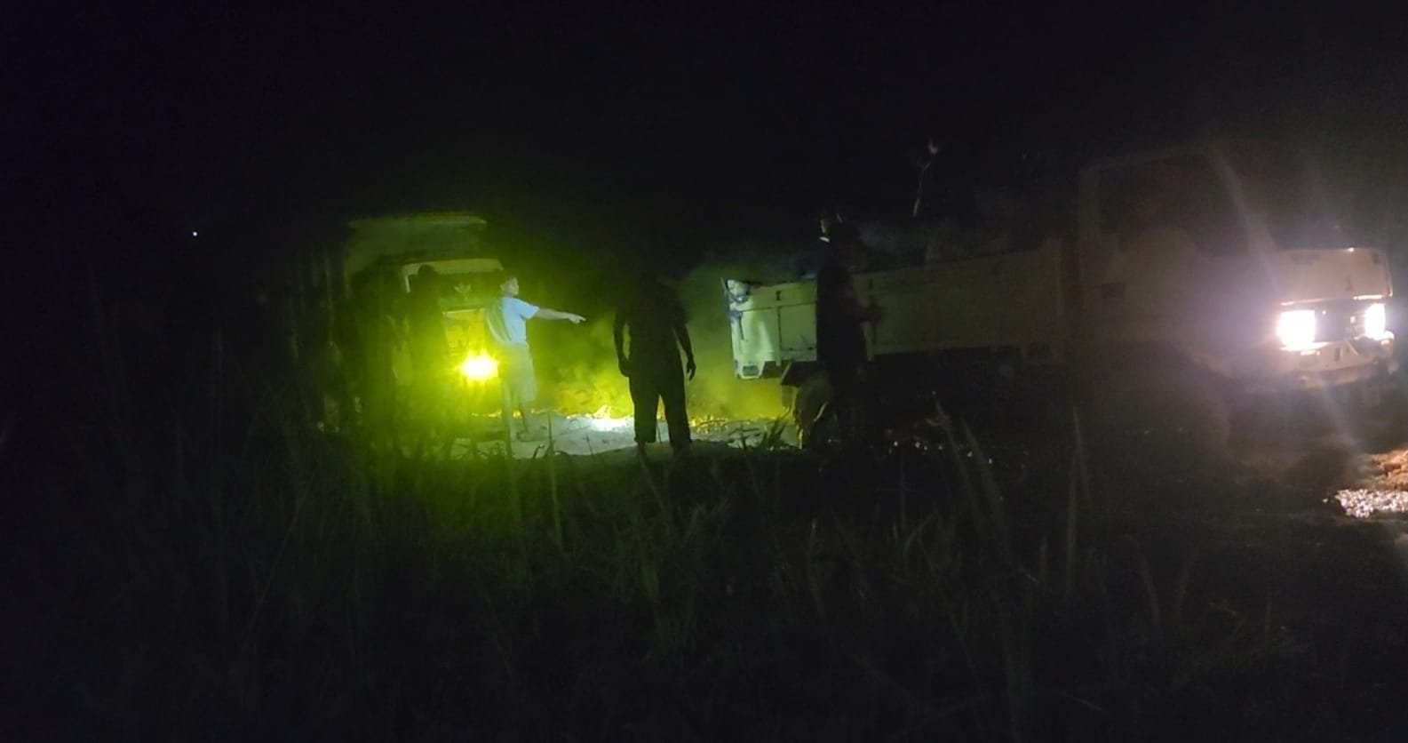 Raungan Besi di Tengah Lumpur terdengar—suara mesin truk 4x4 milik PT Tulang Raya