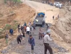 Demi Keselamatan Bersama, Warga Burni Pase Swadaya Perbaiki Jalan Rusak