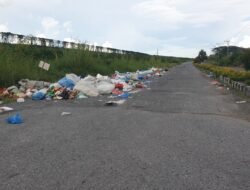 Sampah Menggunung di Jalur Dua Redelong – Pacuan Kuda Segedah, DLHK Minta Kesadaran Warga 