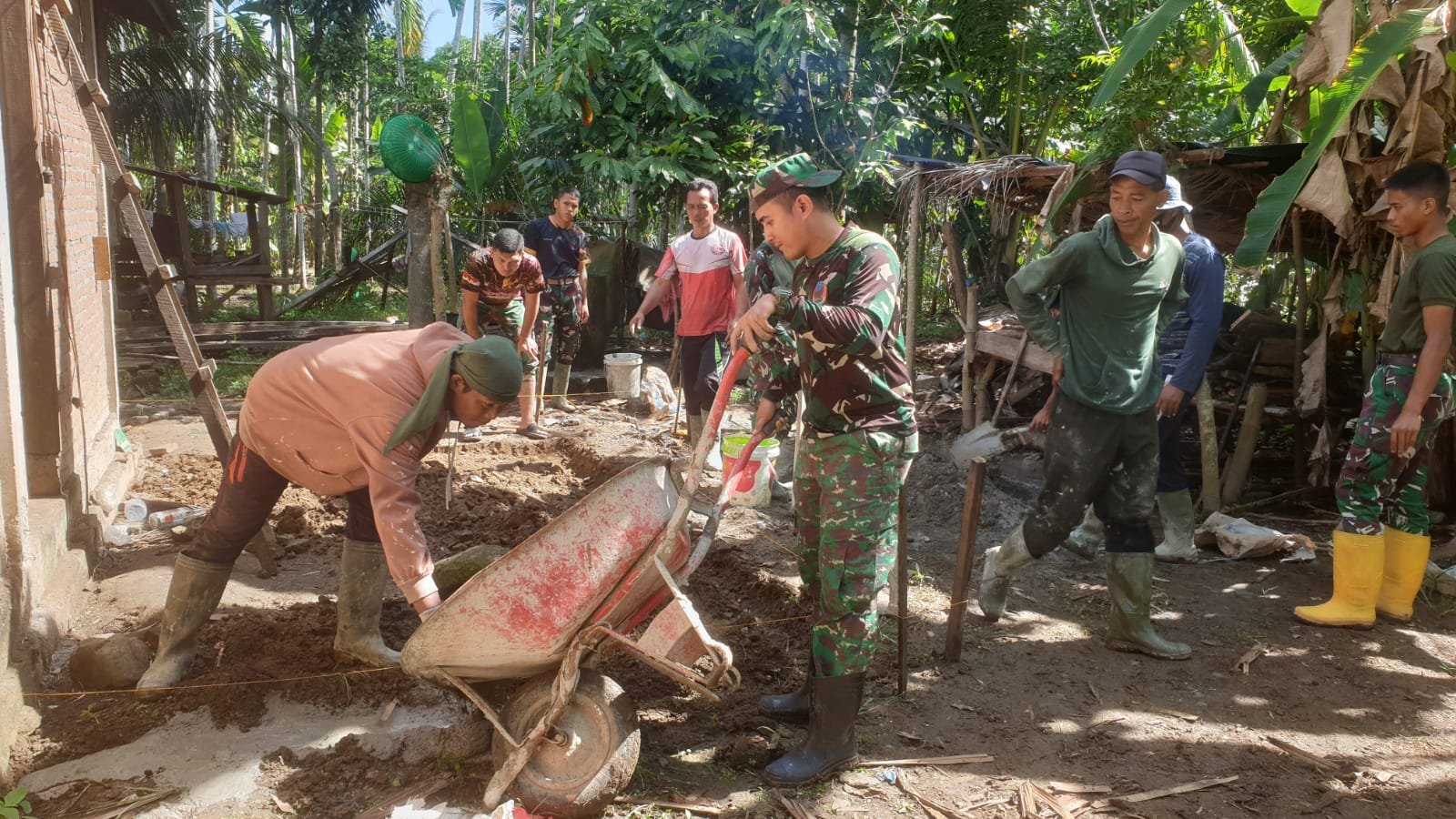 Personel satgas TMMD bahu membahu perbaiki rumah warga (dok Ist)