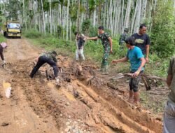 Satgas TMMD Ke-127 Kodim 0111/Bireuen Bersama Warga Timbun Jalan Rusak di Jeumpa Sikureung