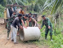 TNI dan Warga Satu Barisan! Gorong-Gorong Jalan TMMD Diturunkan di Jeumpa Sikureung