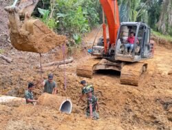 Perkuat Drainase Jalan, Satgas TMMD Ke-127 Kodim 0111/Bireuen Pasang Gorong-Gorong di Desa Jeumpa Sikureng