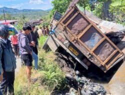 Kecelakaan Beruntun di Wih Pesam, Truk Fuso Tabrak Enam Kendaraan
