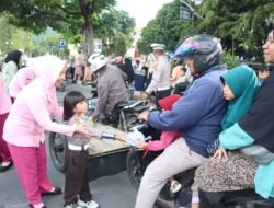 TK YKB Aceh Tengah Berbagi Takjil, Ajarkan Anak Peduli Sejak Dini