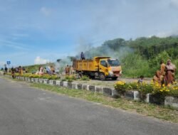 Sempat Menumpuk, DLHK Bener Meriah dan Warga Rembele Gotong Royong Bersihkan Sampah Jalur Pacuan Kuda Segeda 