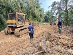 Kasdim 0111/Bireuen Turun Langsung, Pastikan Jalan TMMD di Jeumpa Sikureung Dikerjakan Maksimal