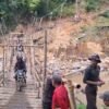 Jembatan Wih Kanis Dibiarkan Rusak, Warga Bergerak Sendiri di Tengah Ancaman Maut
