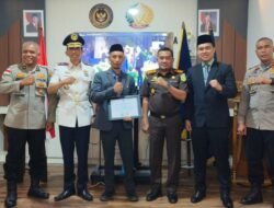 Disdik Bener Meriah Terima Penghargaan pada Hari Tasyakuran HBP ke-62