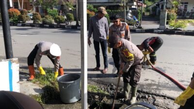 Dari Parit ke Kesadaran: Gotong Royong ASRI Satukan Polisi dan Warga Blang Kolak II
